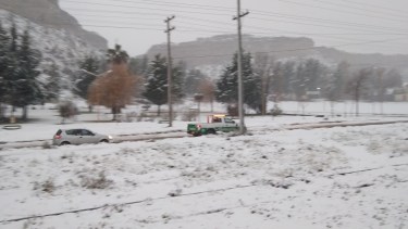 La nieve cambió el paisaje en las calles de Villa Regina