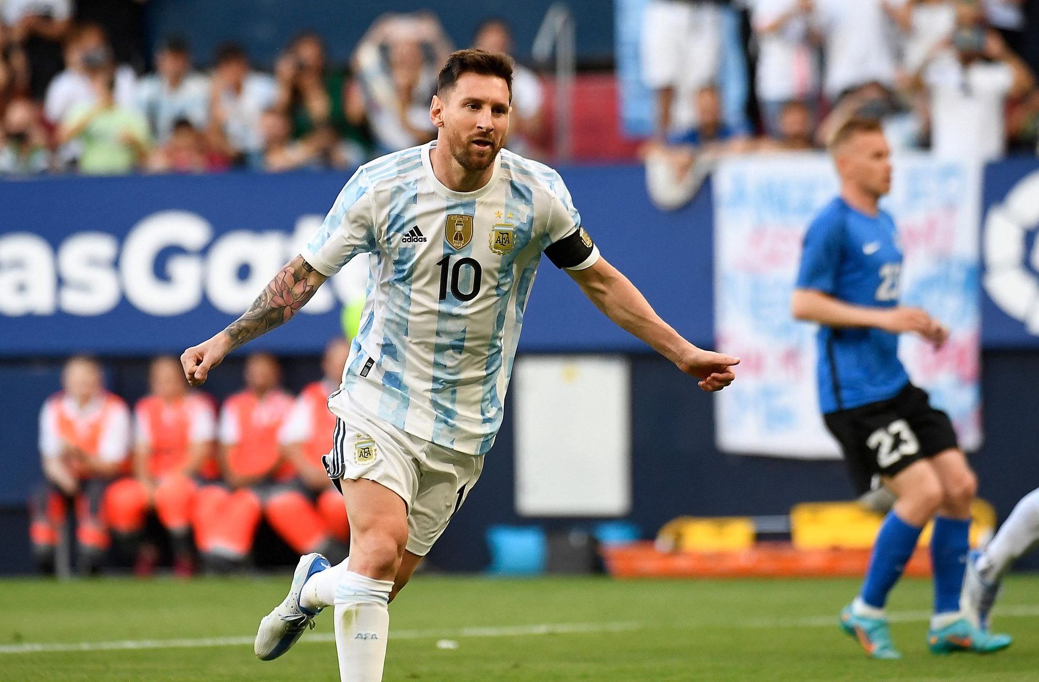 Leo Messi abre los brazos para festejar el primero de los cinco que le metió a Estonia. Foto: Télam