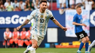 Leo Messi abre los brazos para festejar el primero de los cinco que le metió a Estonia. Foto: Télam