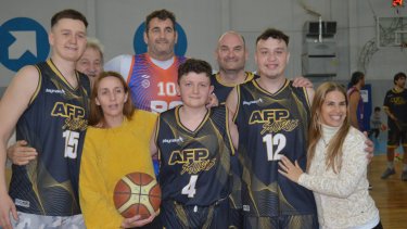 Guaita con su familia en la previa del partido en el polideportivo de Roca. Fotos: gentileza Adrián Hernández