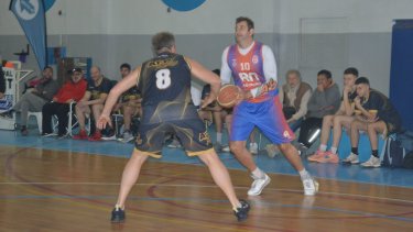 Entre amigos, Diego Guaita se despidió del básquet con un partido en su casa