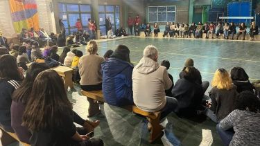 En el CPEM 28 las familias fueron convocadas a una asamblea luego que se difundiera la terrible situación vivida por la alumna. (https://www.facebook.com/elsanmartinense/).-