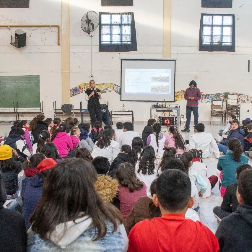 Las escuelas reciben una charla cuando se anotan para participar del Reciclá y Viajá. (Foto: Municipio de Roca)