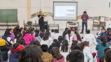Las escuelas reciben una charla cuando se anotan para participar del Reciclá y Viajá. (Foto: Municipio de Roca)