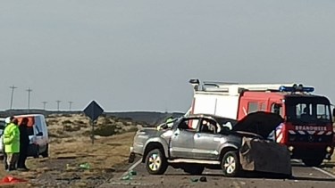 En la camioneta iban seis personas, donde una mujer murió tras ser despedida del habitáculo. Foto Gentileza: Conesa al Instante Noticias.