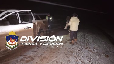 El hombre de 70 años fue encontrado en buen estado de salud, sobre la Ruta 47. Foto: Policía de Neuquén