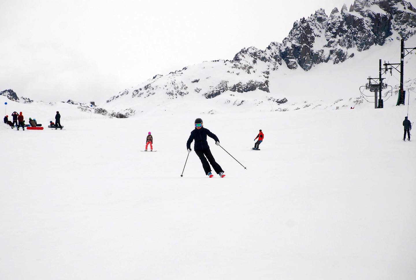 El cerro Perito Moreno abrió el sábado y residentes y turistas ya disfrutan del esquí en sus pistas. Foto: @guunproducciones 