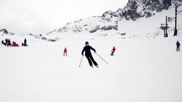 El cerro Perito Moreno abrió el sábado y residentes y turistas ya disfrutan del esquí en sus pistas. Foto: @guunproducciones 