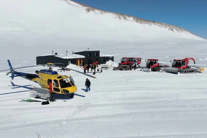 El centro de esquí de El Azufre, que se encuentra aislado en plena cordillera de Los Andes, a 180 kilómetros de la ciudad de Malargüe y a 8 de la frontera con Chile