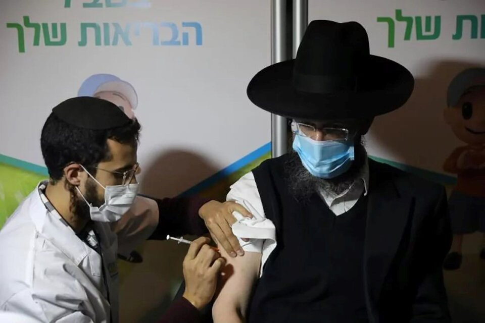 Ante la suba de casos, el Gobierno de Israel estudia aplicar masivamente la quinta dosis de la vacuna. 