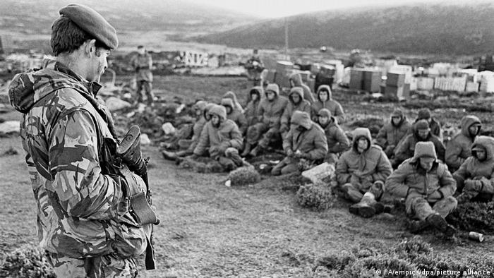 La rendición argentina en las Islas Malvinas, el 14 de junio de 1982 tras dos meses y doce días de combate.