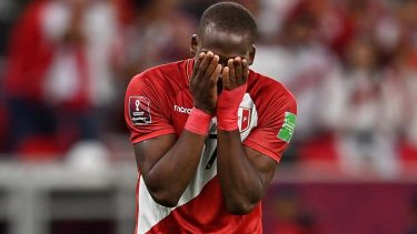 Advíncula se mostró golpeado por el penal errado con Australia.