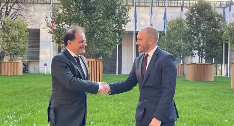 El ministro de Economía Martín Guzmán junto a junto a Emmanuel Moulin, presidente del Club de París, en marzo de este año. 