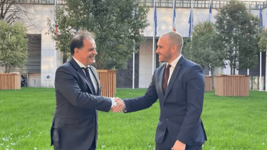 El ministro de Economía Martín Guzmán junto a junto a Emmanuel Moulin, presidente del Club de París, en marzo de este año. 