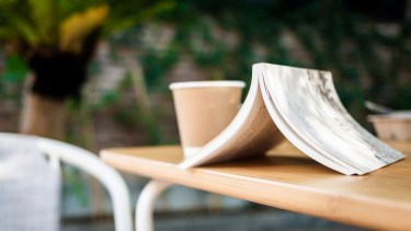 Lo breve no necesariamente permite una lectura rápida, son dos cosas distintas: lo breve, si es escritura cargada de sentido, reclama una lectura minuciosa.