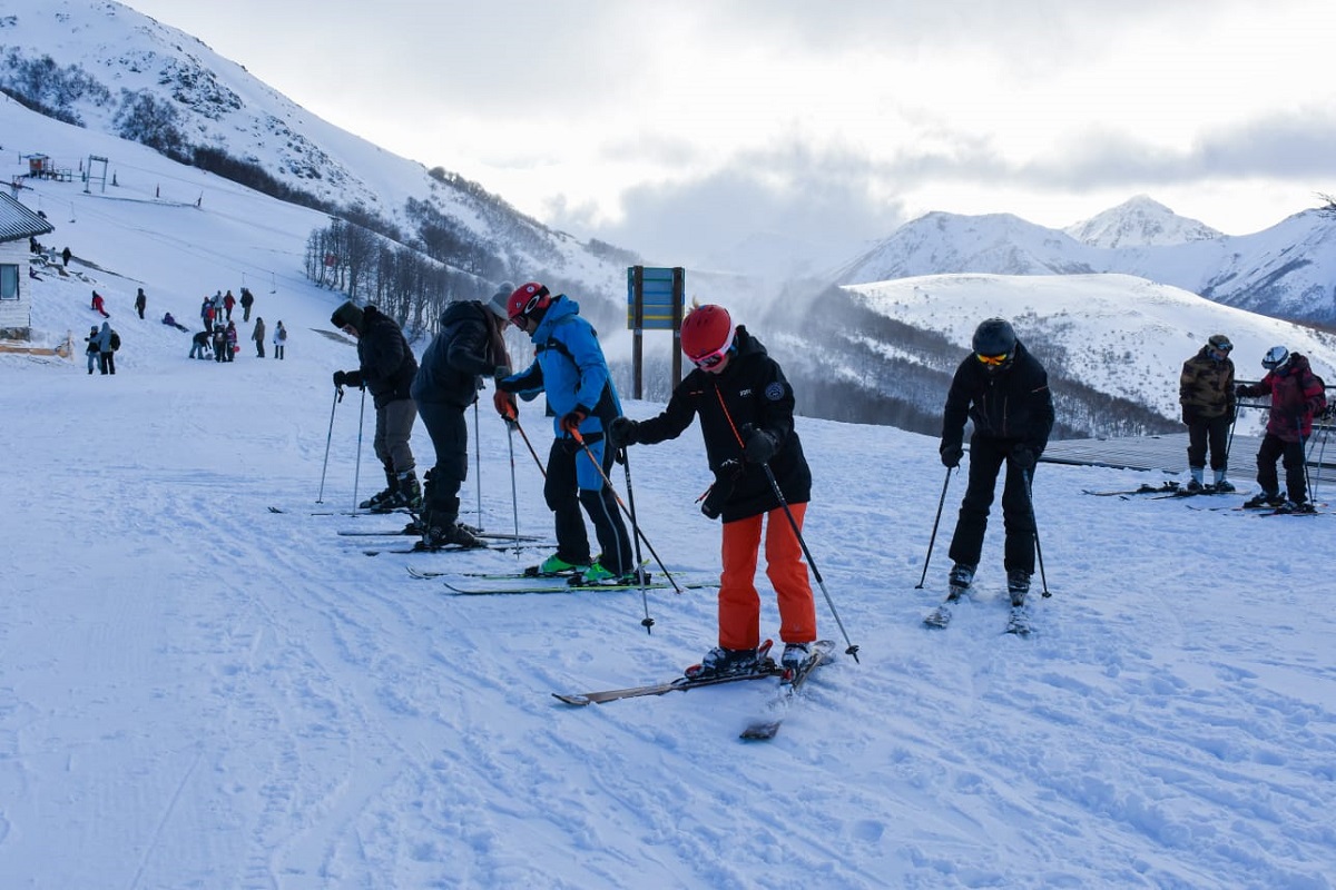 En el cerro bayo pudieron esquiar ayer los principiantes y nivel intermedio, para disfrutar la nieve el fin de semana largo. Foto: Gentileza Bayo