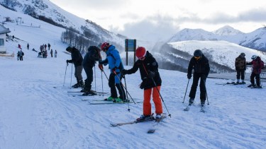 En el cerro bayo pudieron esquiar ayer los principiantes y nivel intermedio, para disfrutar la nieve el fin de semana largo. Foto: Gentileza Bayo
