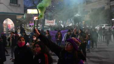 La marcha de Ni Una Menos transitó por las calles del centro de la cuidad. Fotos Andrés Maripe.