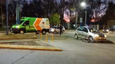 El impacto entre el auto y la bicicleta fue en plena rotonda. Foto: Rodrigo Sandoval