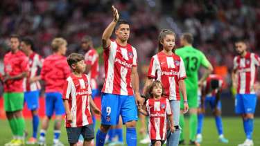 El delantero fue despido hoy con honores del Atlético Madrid, donde jugó las últimas dos temporadas.