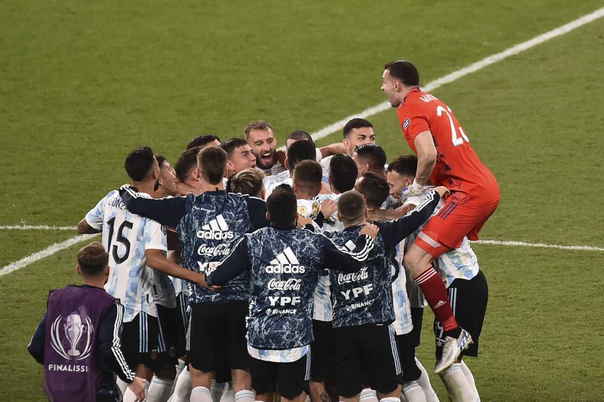 Los jugadores argentinos festejaron la consagración en la Finalissima en Wembley. (Foto: AP/Rui Vieira)