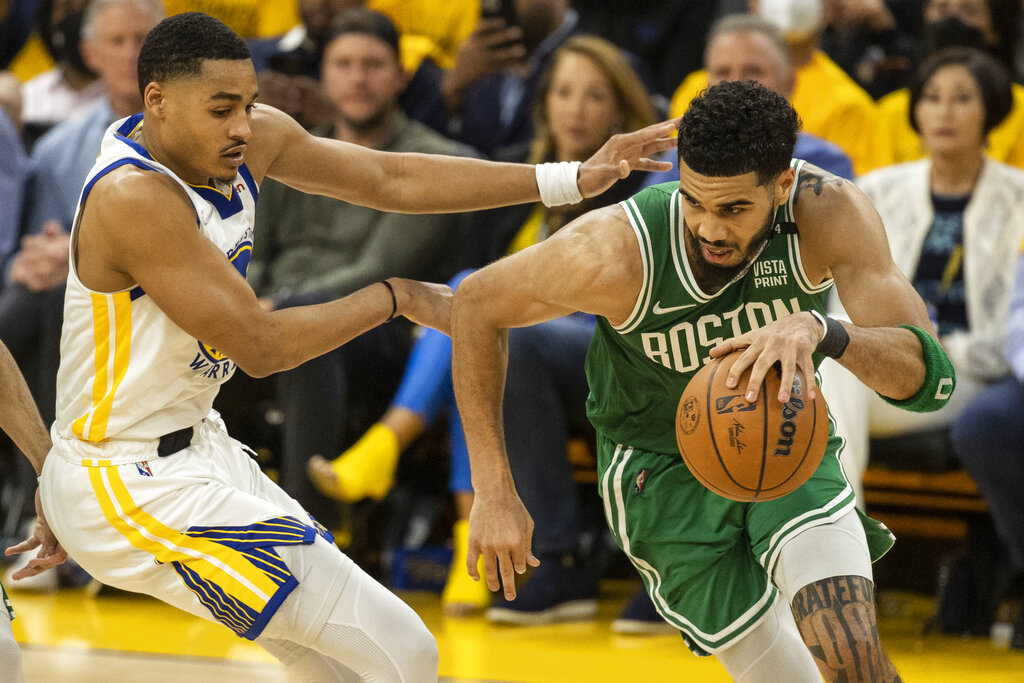 Los Celtics festejaron en el primer duelo de la serie. (Strazzante/San Francisco Chronicle via AP)