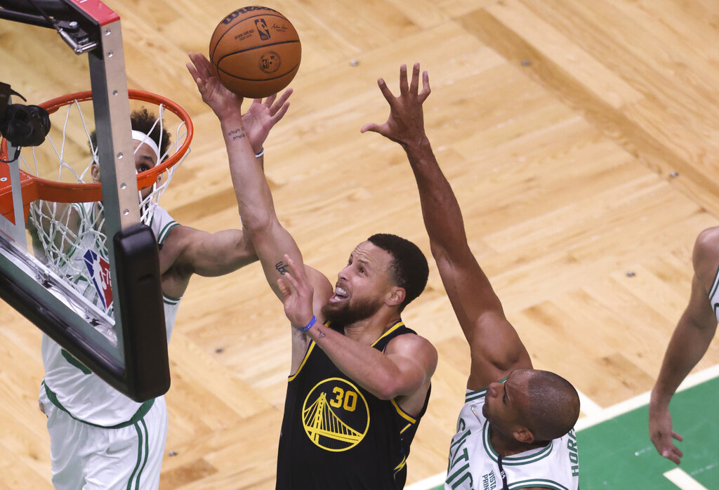 Curry la rompió en el cuarto juego e igualó las Finales de la NBA. (Scott Strazzante/San Francisco Chronicle via AP)