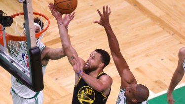 Curry la rompió en el cuarto juego e igualó las Finales de la NBA. (Scott Strazzante/San Francisco Chronicle via AP)