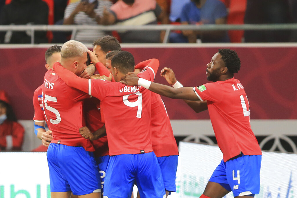 Los jugadores de Costa Rica celebran tras anotar el primer gol ante Nueva Zelanda en el repechaje. (AP Foto/Hussein Sayed)