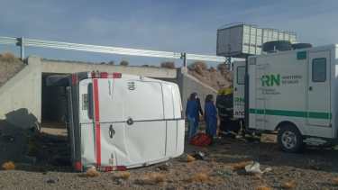 El vehículo accidentado quedó volcado en la banquina izquierda de la ruta. Foto: Gentileza Sebastián Elías. 