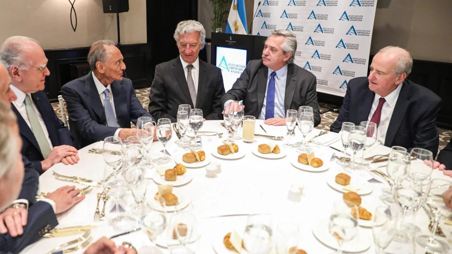 En el 2019 el presidente almorzó en AEA. Para el martes se esperaba el cruce con Héctor Magnetto y otros empresarios, pero parece que sólo enviará un video.