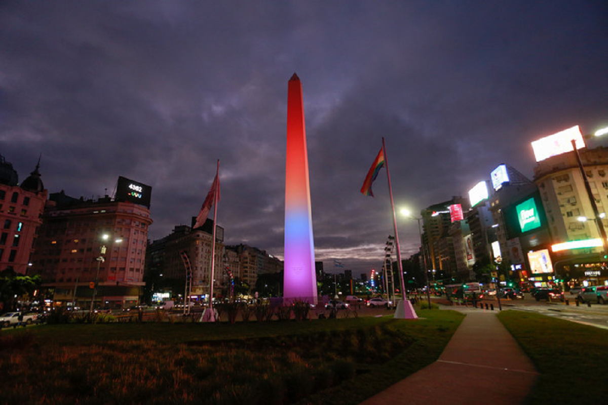 La bandera LGBTIQ+ se podrá ver reflejada en el Obelisco durante todo el día. Foto: Prensa BA 