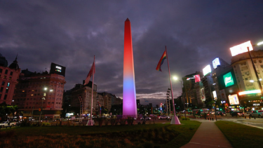 La bandera LGBTIQ+ se podrá ver reflejada en el Obelisco durante todo el día. Foto: Prensa BA 