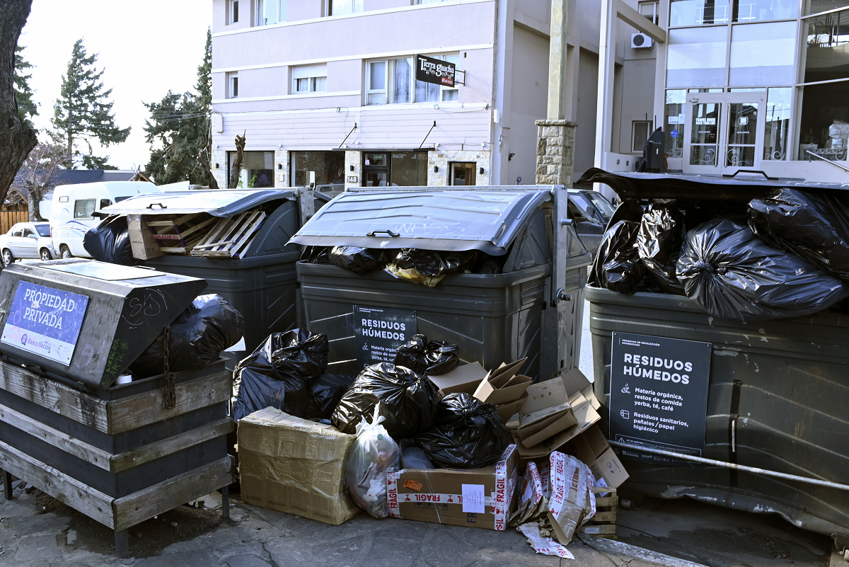 Los contenedores del municipio estaban el jueves por la tarde desbordados de bolsas con residuos en el centro de Bariloche. (foto Alfredo Leiva)