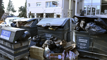 Los contenedores del municipio estaban el jueves por la tarde desbordados de bolsas con residuos en el centro de Bariloche. (foto Alfredo Leiva)