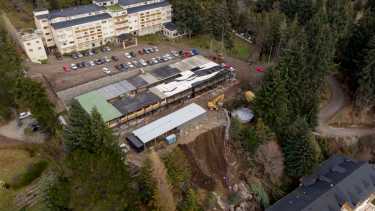 El alud que se produjo en el complejo Huinid dejó un enorme hueco detrás del hotel Bustillo, en junio de 2022. Archivo