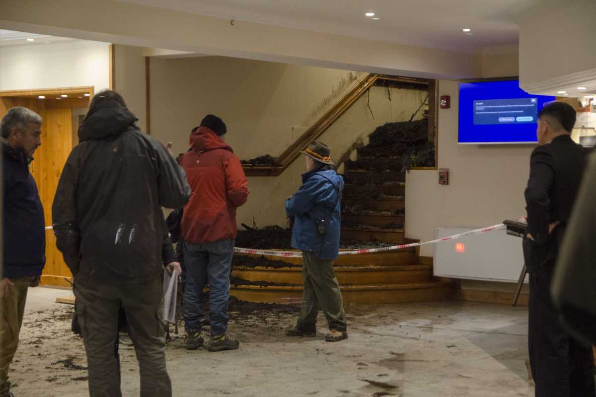 El barro entró por el lobbie del hotel Bustillo (Foto: Marcelo Martínez)