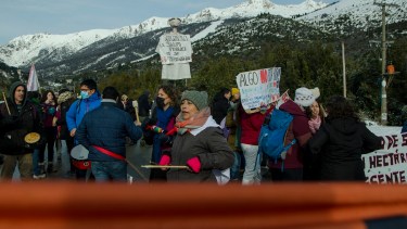 El corte de la ruta 82 a Catedral se produjo a escasos metros del puesto provincial. Foto: Marcelo Martínez