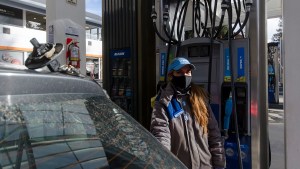 YPF también empieza a cobrar precio diferencial del gasoil a extranjeros en Bariloche