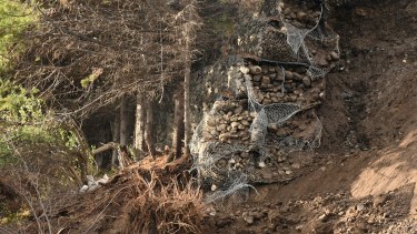 Los gaviones de la contención del terreno entre el hotel Bustillo y la nueva obra cedieron el lunes con el alud. Foto: Chino Leiva