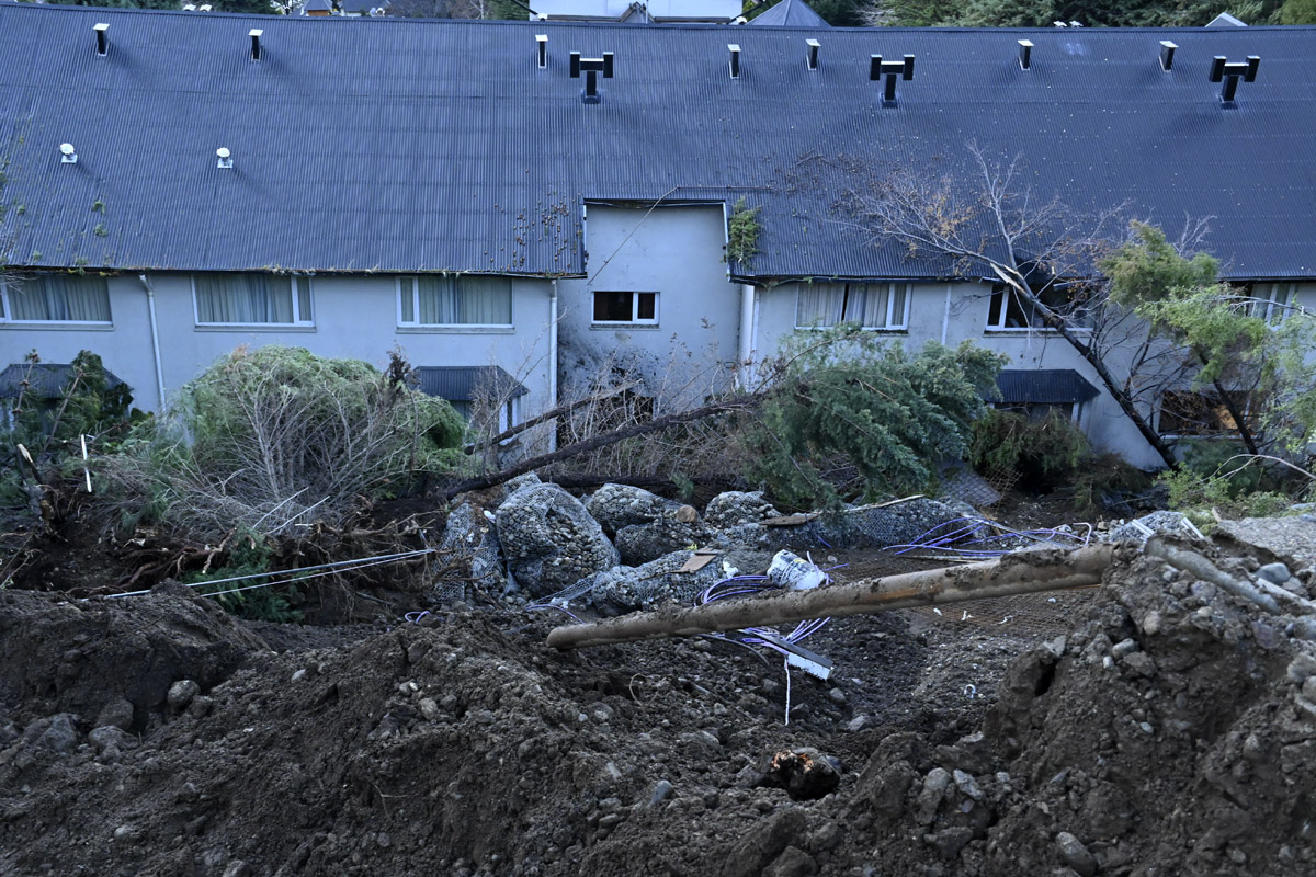 El desprendimiento de barro y ramas se produjo en la parte posterior al hotel Bustillo de Huinid, en Bariloche. Foto: archivo Chino Leiva