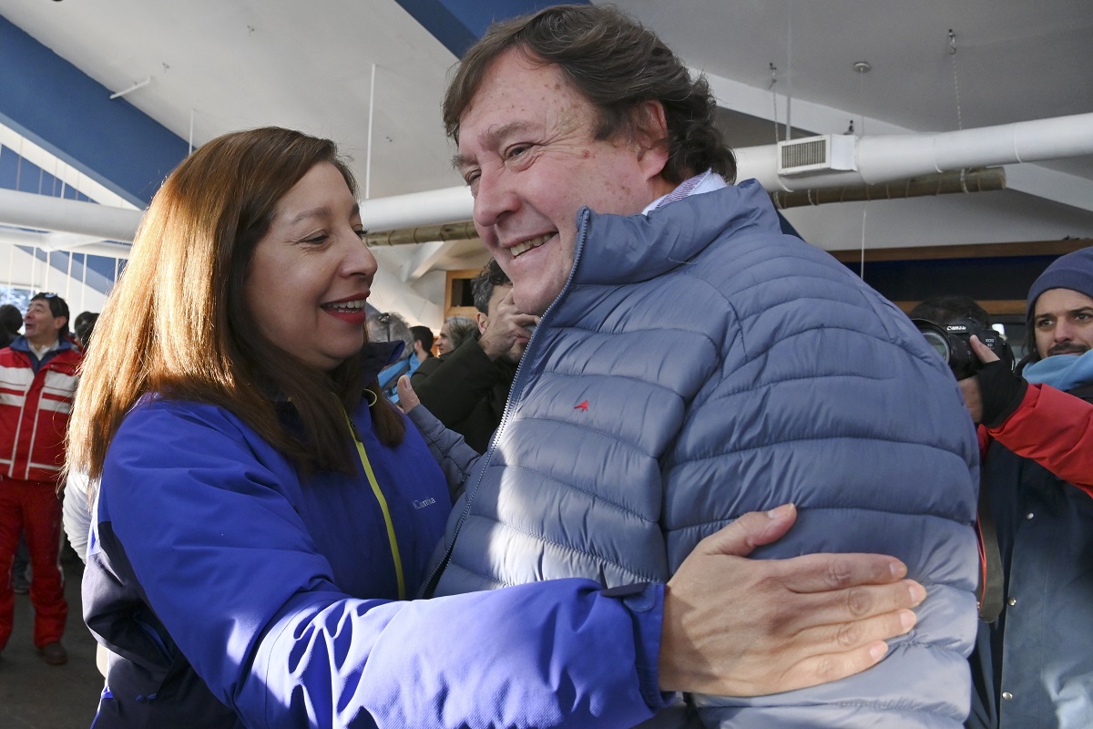 Lejos del abrazo: la tensión en el vínculo entre el senador Alberto Weretilneck y la gobernadora Arabela Carreras se profundiza. Archivo