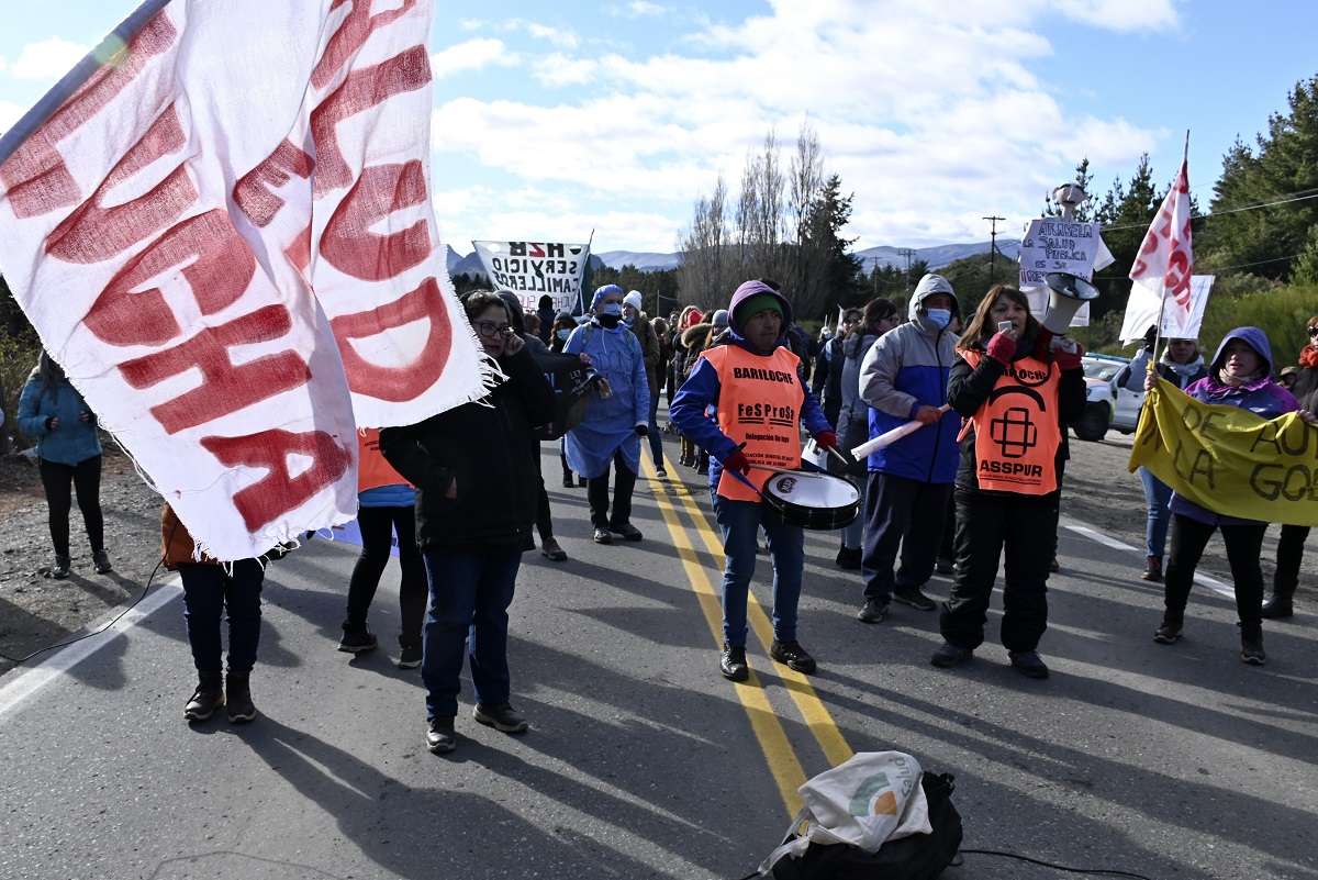 Trabajadores del hospital de Bariloche la semana pasada cortaron la ruta 40 y ahora evalúan protestas sorpresivas. Foto: Archivo/Chino Leiva
