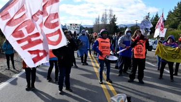 Trabajadores del hospital de Bariloche la semana pasada cortaron la ruta 40 y ahora evalúan protestas sorpresivas. Foto: Archivo/Chino Leiva