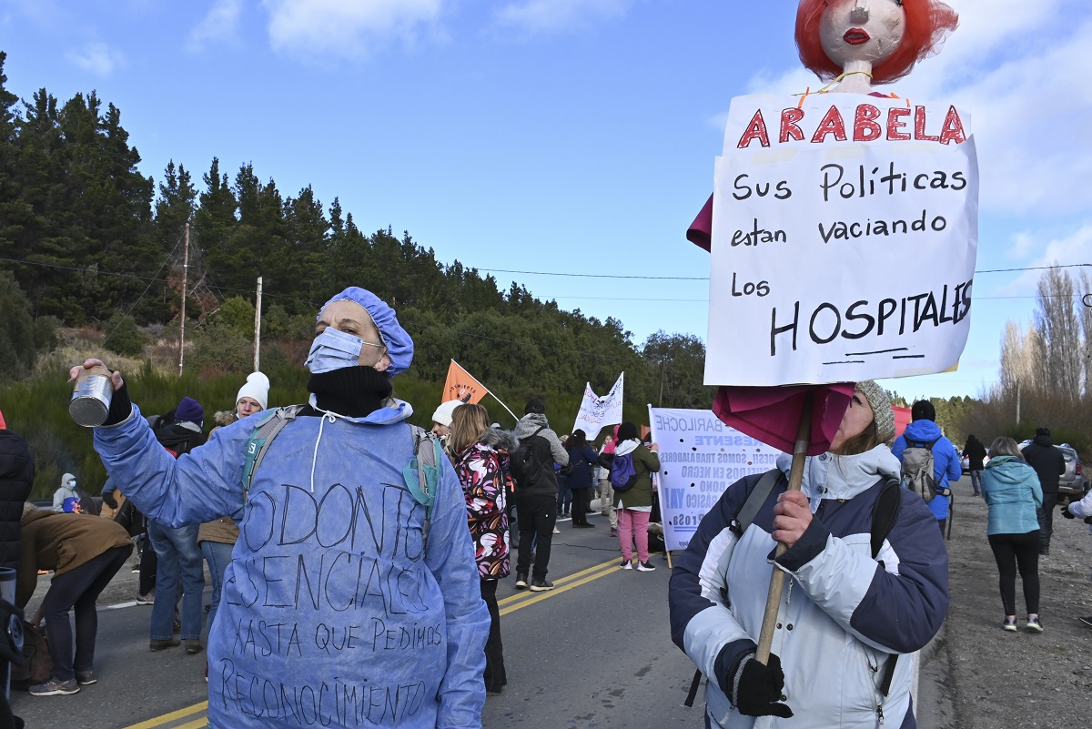 Los trabajadores de la salud pública en Bariloche, representados por Asspur, varias veces se manifestaron en la ruta nacional 40 para pedir aumento salarial. (Foto de archivo)
