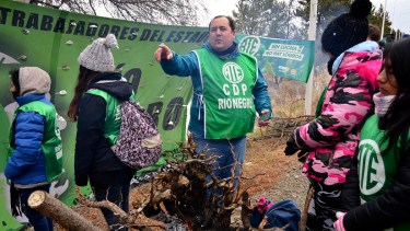 Rodrigo Vicente, el secretario general de ATE Río Negro, lideró hoy la protesta en Bariloche y cuestionó al gobierno. Foto: Chino Leiva