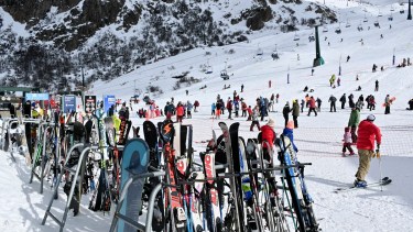 El cerro catedral abrió pistas en la ladera Sur y el tiempo acompañó para el disfrute de la nieve de turistas y residentes. Foto: Chino Leiva