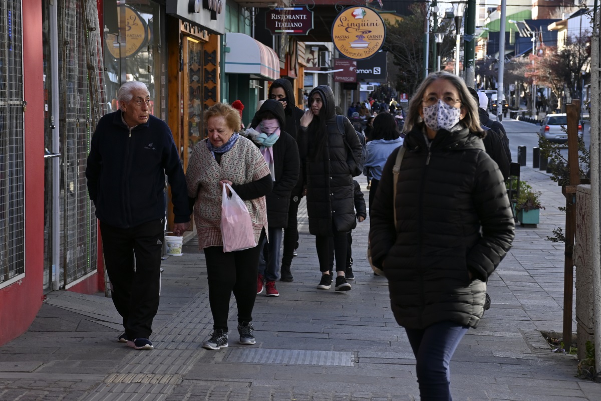 Los turistas comenzaron a llegar el jueves a Bariloche. En la calle Mitre se evidenció la reactivación comercial. Foto: Chino Leiva