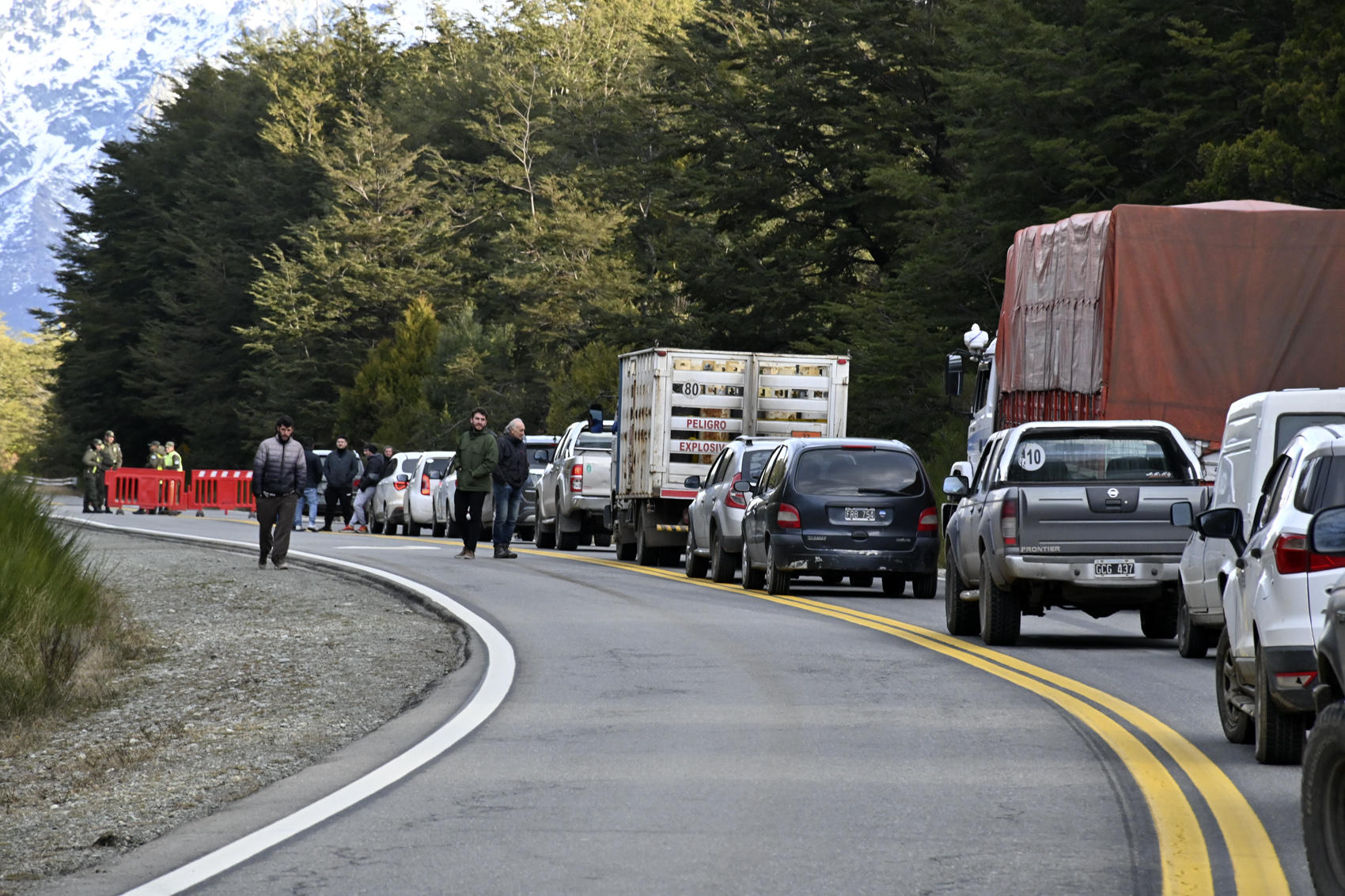 Gendarmería impidió avanzar hacia el lugar donde cortaban la ruta nacional 40, para evitar posibles incidentes entre encapuchados y automovilistas. (Foto Alfredo Leiva)