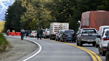 Gendarmería impidió avanzar hacia el lugar donde cortaban la ruta nacional 40, para evitar posibles incidentes entre encapuchados y automovilistas. (Foto Alfredo Leiva)